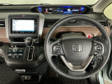 【ハンドル】運転にかかわる様々な操作を安全に行えるように視点移動が少なく操作性に配慮されたスイッチ類が凝縮されたコックピットです。