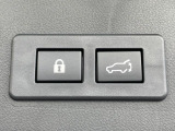【パワーバックドア】スマートキーや運転席のボタンを押すだけでリアゲートが自動で開閉します!荷物を持っている時や、高い位置にあるバックドアを閉める際に便利な機能です♪