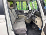 運転席まわりには十分なスペースがあり、大柄な方でもゆったり運転していただける環境です。