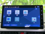 多彩な機能を備えたディスプレイは、快適なドライブをサポート。直感的な操作で、目的地設定やオーディオ操作もスムーズに行えます。