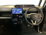 運転席周りのレイアウトをご覧ください。ナビゲーションが綺麗に装着されすっきり収まってますね!