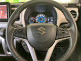 握りやすい形状で操作性の高いステアリング。快適なドライビングをサポートし、運転の楽しさを向上させてくれます。