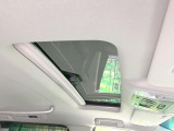 【サンルーフ】開放感たっぷりの希少装備、サンルーフが装着されています!車内に明かりを取り入れたり景色を楽しむ以外にも、車内の空気も簡単に換気できて快適です!