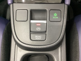 セレクトレバーの下に電子制御パーキングブレーキがあります。スイッチひとつで、停車した地点の傾斜などをシステムが検知・判断してブレーキ力を自動的に制御し、しっかり停車できるパーキングシステムです。