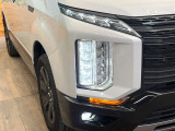【LEDヘッドライト】悪天候や夜間走行時も良好な視界を確保し安心して運転できる高輝度LEDヘッドライトを装備!点灯速度が早く、消費電力も抑えられています。