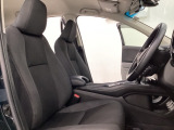 広い足元にゆったり座れるシートには肘掛けも装備しており長距離の運転でも疲れにくくなってます。