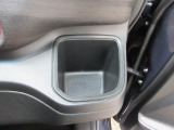 運転席右側のドリンクホルダーです。