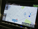 高精細な地図表示で、運転中の道案内をサポート。周辺情報も分かりやすく表示され、初めての場所でも安心です。スムーズな移動をサポートします。