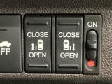 【両側パワースライドドア】両側がパワースライドドアになっており、運転席のスイッチやスマートキーでも開閉が可能です!開口部も広いので乗り降りも楽々♪