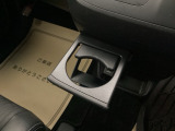 運転席からも助手席からも自由に使えるドリンクホルダーもついております。足元部分にはちょっとした小物を入れるのに便利な収納BOXもあります。