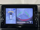 上からの視点で狭い駐車場への駐車に役立つ、アラウンドビューモニター対応純正メモリーナビ装備。
