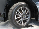 トヨタ純正アルミホイール。タイヤサイズは205/60R16です。