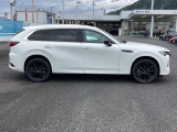 CX-80は3列シートSUVとして、全席で快適な乗り心地を実現。街乗りから高速走行、アウトドアまで幅広いシーンで人馬一体の走りを楽しめ、長距離移動も快適にこなします。
