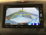 リバースギアに入れるだけで後方の表示へ切り替わります。夜間や雨の日の駐車も楽になりますよ。