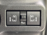 【両側パワースライドドア】スマートキーや運転席のスイッチで後席両側スライドドアの開閉が可能♪電動だから力を入れてドアを開ける必要が無く、小さなお子様でも簡単に開け閉めでき快適です♪