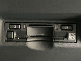 高速道路で便利な【ETC2.0】を装備しています。光ビーコン搭載で渋滞情報などナビゲーションと連動することで機能も充実いたします。他、観光施設に立ち寄るための高速料金割引サービス等もございます。