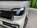 【LEDヘッドライト】悪天候や夜間走行時も良好な視界を確保し安心して運転できる高輝度LEDヘッドライトを装備!点灯速度が早く、消費電力も抑えられています。