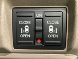 リアドアは乗り降りに便利な両側電動スライドドアです。また運転席に座っていながらスイッチ操作で自在にスライドドアを開け閉めできます。