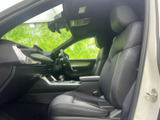 ドライバーの視界を確保するよう設計された室内は、運転操作をサポートします。上質な素材と丁寧な仕上げが、快適なドライブを約束。
