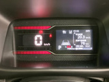 視認性の高いメーター類が、運転に必要な情報を的確に伝えます。運転状況を把握しやすく、より安全な運転をサポートします。