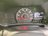 視認性の高いメーターで、運転に必要な情報をしっかり確認できます。デジタル表示も採用し、スマートな印象を与えます。走行距離も一目でわかります。