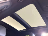 【調光パノラマルーフ】車内の解放感が一気に上がる大型パノラマルーフに調光機能がプラス!日差しが強い時、シェードを閉めなくてもガラスの透明度を調整することで心地よい明るさに♪