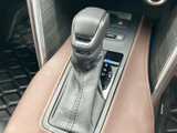 操作しやすいウインカーレバーで、安全な車線変更をサポート。直感的な操作感で、スムーズな運転をアシストします。運転に集中できる環境を提供。