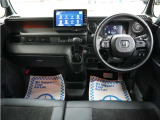 運転にかかわる様々な操作を安全に行えるように視点移動が少なく、操作性に配慮されたスイッチ類が凝縮されたコクピットです。