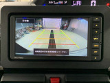 バックモニターで、後方を確認しながら安心して駐車することができます。※カメラが映し出す範囲は限られています。必ず車両周辺の安全を直接確認してください。