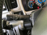 操作しやすい位置に配置されたウインカーレバー。スムーズな操作で、安全な車線変更をサポートします。