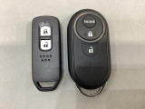 スマートキーを装備しています。鍵を差し込むことなくドアロックの開け閉めと、スタートボタン操作でのエンジンスタートができます。加えて、純正リモコンエンジンスターター用の操作キーもついています。