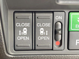 【両側スライドドア】駐車場で隣の車との間隔が狭く乗りにくい時、スライドドアなら安心!ドアオープン時も幅を取らず、開口部が広いので乗り降りがとっても簡単です。大きな荷物の出し入れも後席から可能♪