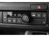 フルオートエアコンを装備。車内の温度設定だけでなくPM2.5にも対応した高性能集塵フィルターも装備しており車内はいつも快適空間♪