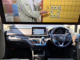 広々とした室内空間が魅力です。運転席からの視界も広く、運転に集中できます。操作しやすい配置で、快適なドライブをサポートします。