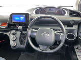 運転席まわりです。 各操作スイッチは使いやすい位置に配置されてます。