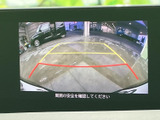後退確認をサポートし、安全な駐車をアシストします。狭い場所でもスムーズな車庫入れが可能です。運転に自信がない方にも安心してお使いいただけます。