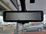 インテリジェントルームミラーが付いております。バックドアについてますカメラと連動して、後方の映像がルームミラーに映ります。