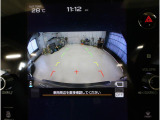後方の映像を車内の11.6インチディスプレイに表示。 ステアリング操作に連動して動くガイドラインが、駐車や車庫入れをよりスムーズにサポート。狭いスペースでも安心して操作できる頼れる機能です。