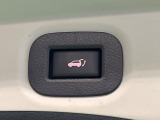 【パワーバックドア】スマートキーや運転席のボタンを押すだけでリアゲートが自動で開閉します!荷物を持っている時や、高い位置にあるバックドアを閉める際に便利な機能です♪
