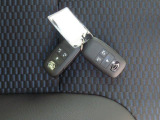 電子キーをポケットやカバンに入れているだけで、ドアの開錠・施錠が行えます。荷物を抱えていてもラクラク開閉です。エンジン始動も行えます。
