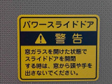 最も気になる室内は、特にこだわってクリーニングしております。マットやシートだけではなく、エアコンの吹き出し口やドアノブの隙間など、様々なブラシや道具を使い分けて、隅々までクリーニングしております。