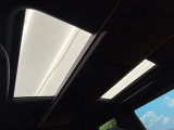 【左右独立ムーンルーフ】2列目左右席にそれぞれ配置されたガラスルーフ!日差しに合わせて片側だけシェードを閉めることも可能です!