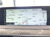 BMWのナビゲーションは操作性も良く、詳細な地図情報と交通状況を見やすく表示し、快適なドライビングをサポートしながら目的地までナビゲートします