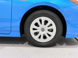 タイヤサイズは(195/65R15)でキャップ付きアルミホイールです。