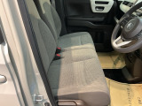 ベンチシートは、運転席と助手席の移動もスムーズ! 狭い駐車場での乗り降りや、お子様の乗り降りにも便利です。