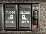 【両側パワースライドドア】両側がパワースライドドアになっており、運転席のスイッチやスマートキーでも開閉が可能です!開口部も広いので乗り降りも楽々♪