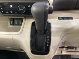 CVT車のセレクトレバーです。低速から高速まで、変速ショックのないスムーズな走りを実現するとともに、エンジン効率のよい領域を維持することで燃費にも貢献します。