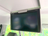 【フリップダウンモニター】大画面モニターで後席でもエンタメをお楽しみいただけます。小さなお子様にも大人気の装備です♪