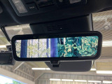 【デジタルインナーミラー】後席の大きな荷物や同乗者で後方が確認しづらい時でも安心!カメラが撮影した車両後方の映像をルームミラー内に表示。クリアな視界で状況の確認が可能です!