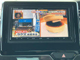 停車中にテレビや動画を楽しめるから、待ち時間も有効活用できます。長距離移動も退屈知らず。後部座席の方も楽しめますね。